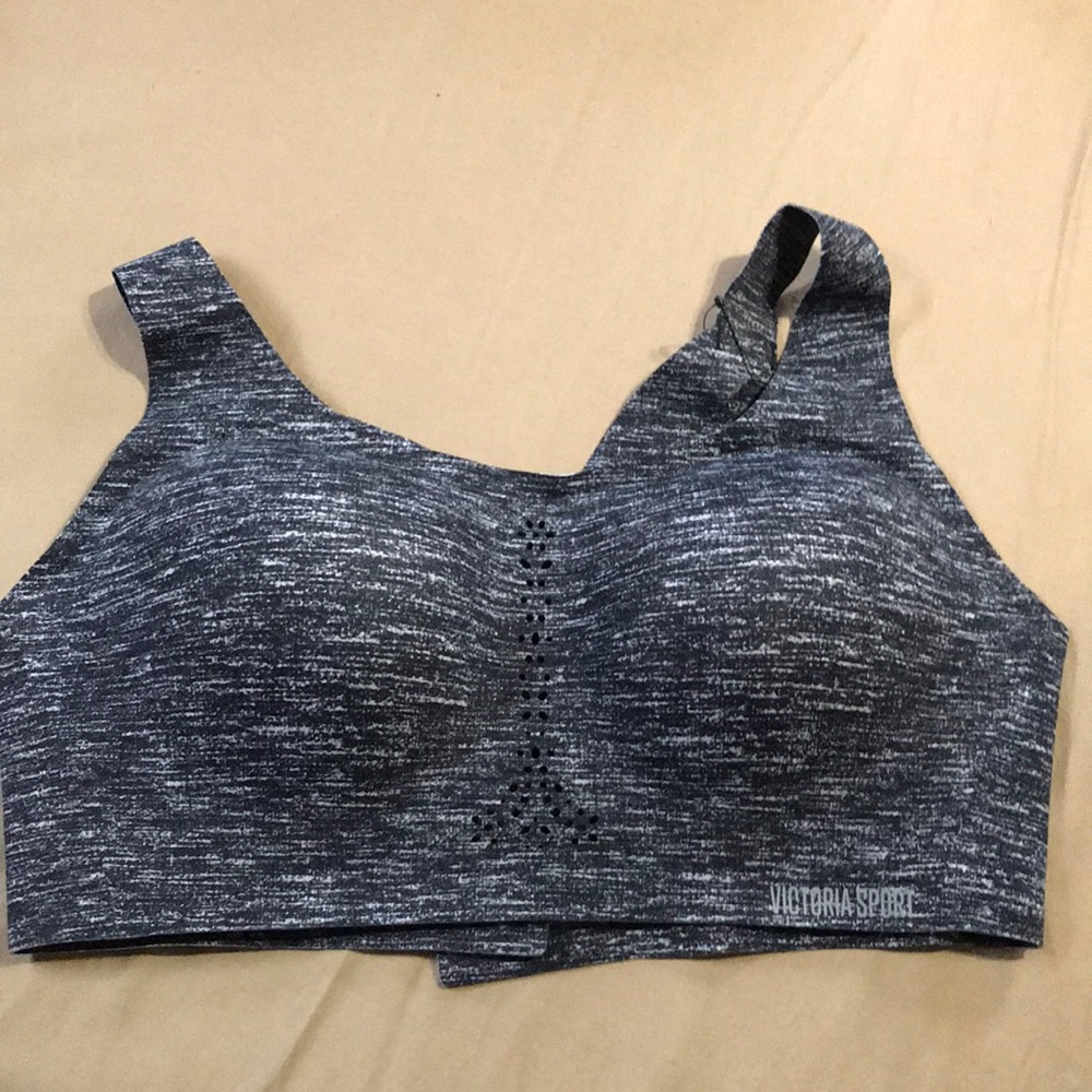 Victoria’s Secret Sports Bra 38D. New!!